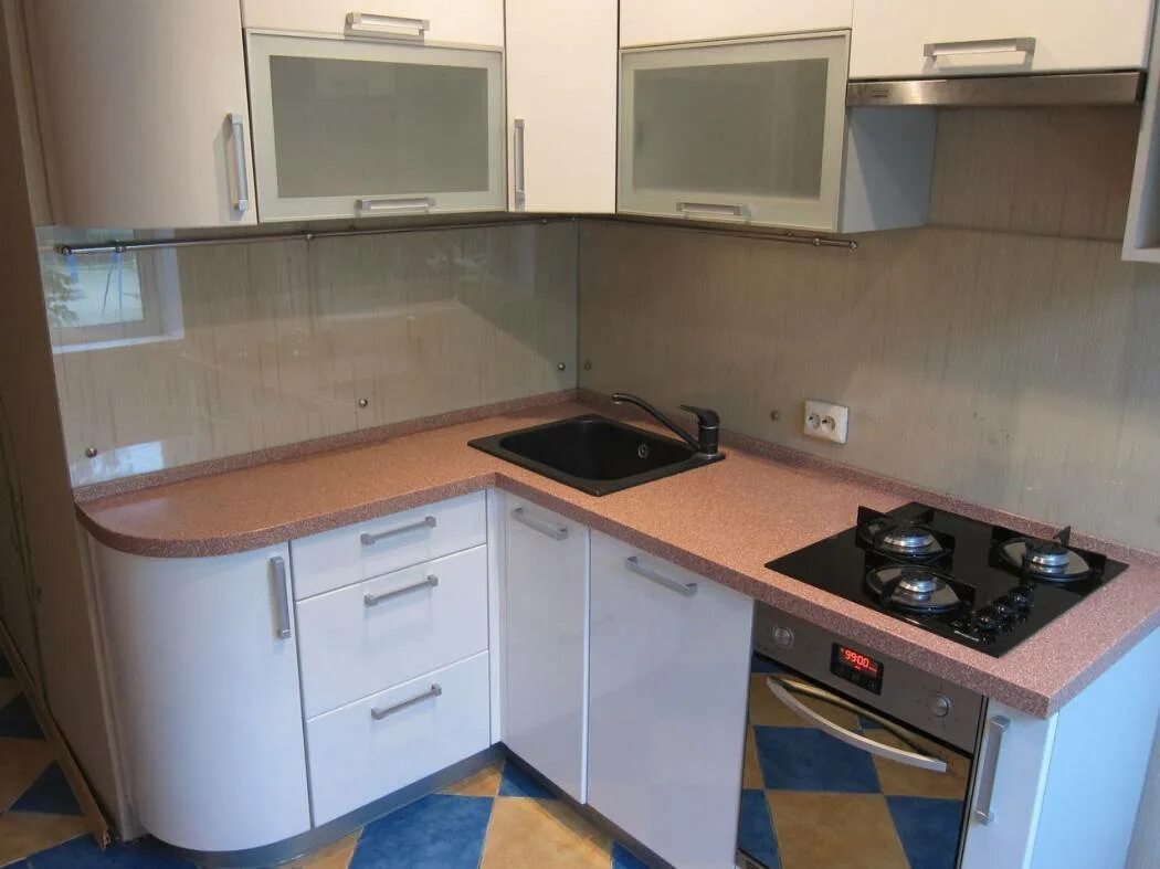 Кухонный гарнитур с угловой мойкой фото Маленькие угловые кухни в хрущевке: фото с холодильником и раковиной в углу