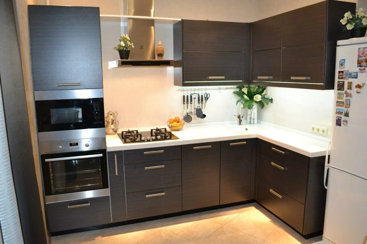 Кухонный гарнитур с встроенной техникой фото Угловые кухни с техникой