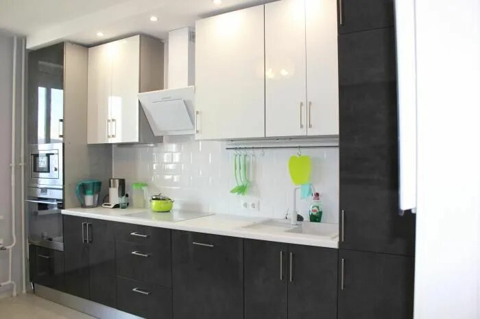 Кухонный гарнитур с вытяжкой фото Светлая кухня, дизайн кухни в новостройке, мебель для кухни, техника для кухни H