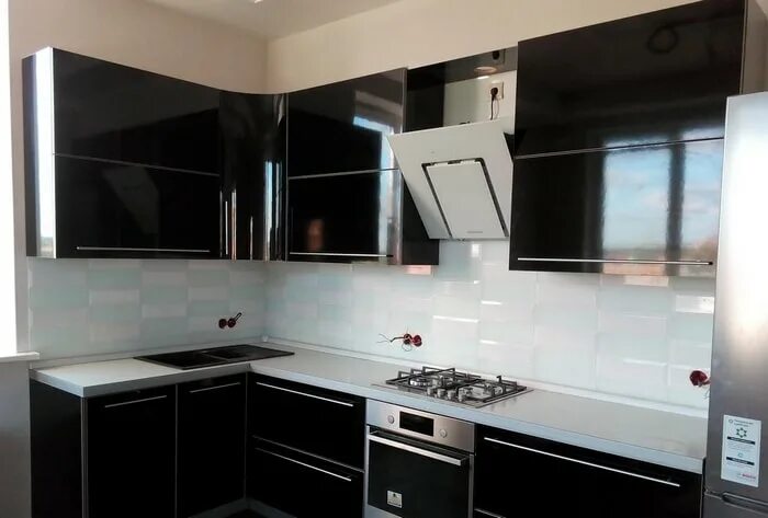 Кухонный гарнитур с вытяжкой фото Дизайн черной кухни, черно белая кухня