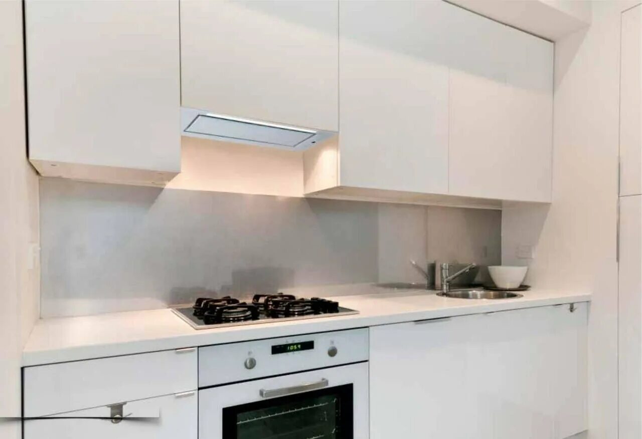 Кухонный гарнитур с вытяжкой фото Встраиваемая вытяжка белая на кухню - 82 фото