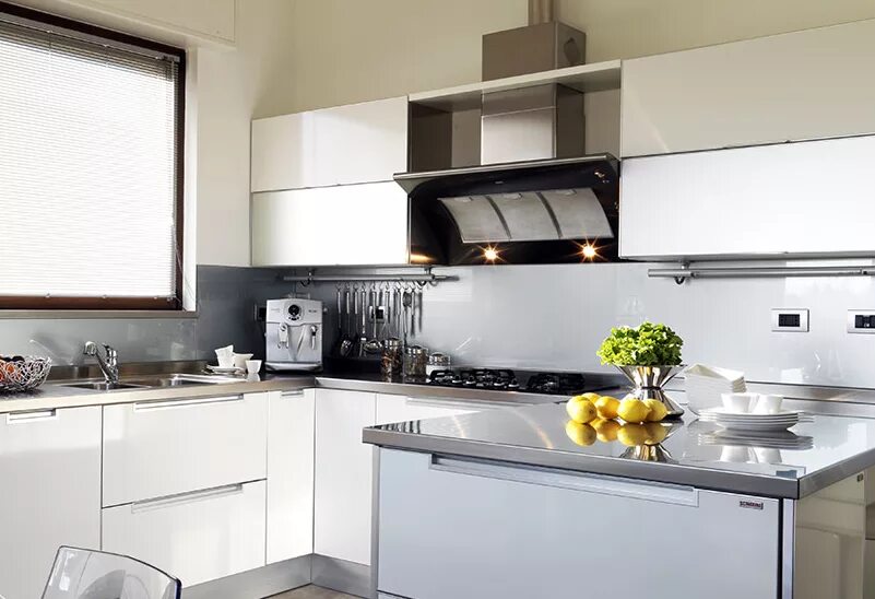 Кухонный гарнитур с вытяжкой фото Наклонная вытяжка в интерьере кухни: фото вариантов дизайна, как ее выбрать