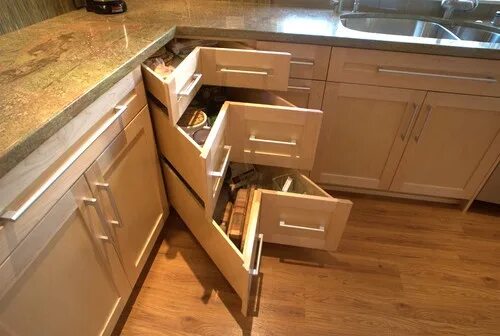 Кухонный гарнитур с ящиками фото interesting idea for corner cabinets Corner drawers, Corner sink kitchen, Kitche