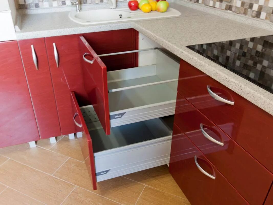 Кухонный гарнитур с ящиками фото Красно-белая кухня из МДФ - фото работы Decoroom, Рязань