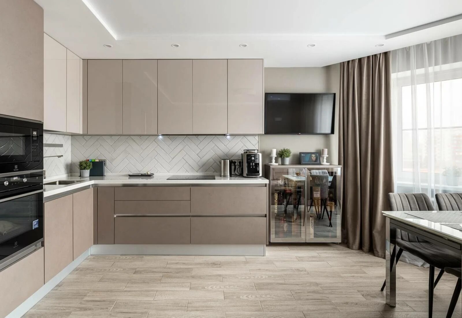 Кухонный гарнитур серо бежевый фото Бежевая кухня в интерьере: фото, дизайн, планировки, идеи и советы