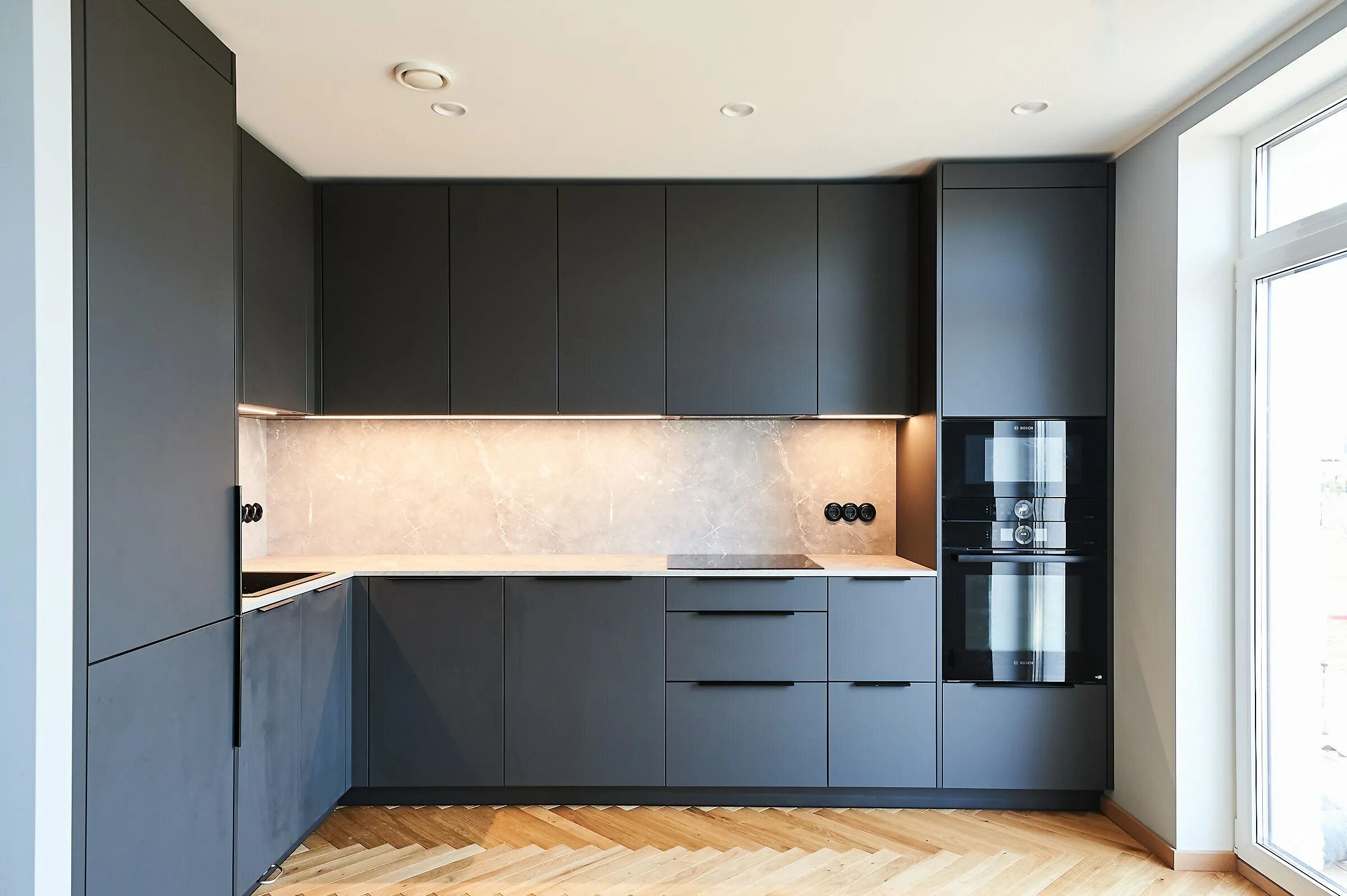 Кухонный гарнитур серого цвета фото Минималистичная темно-серая кухня Schmidt