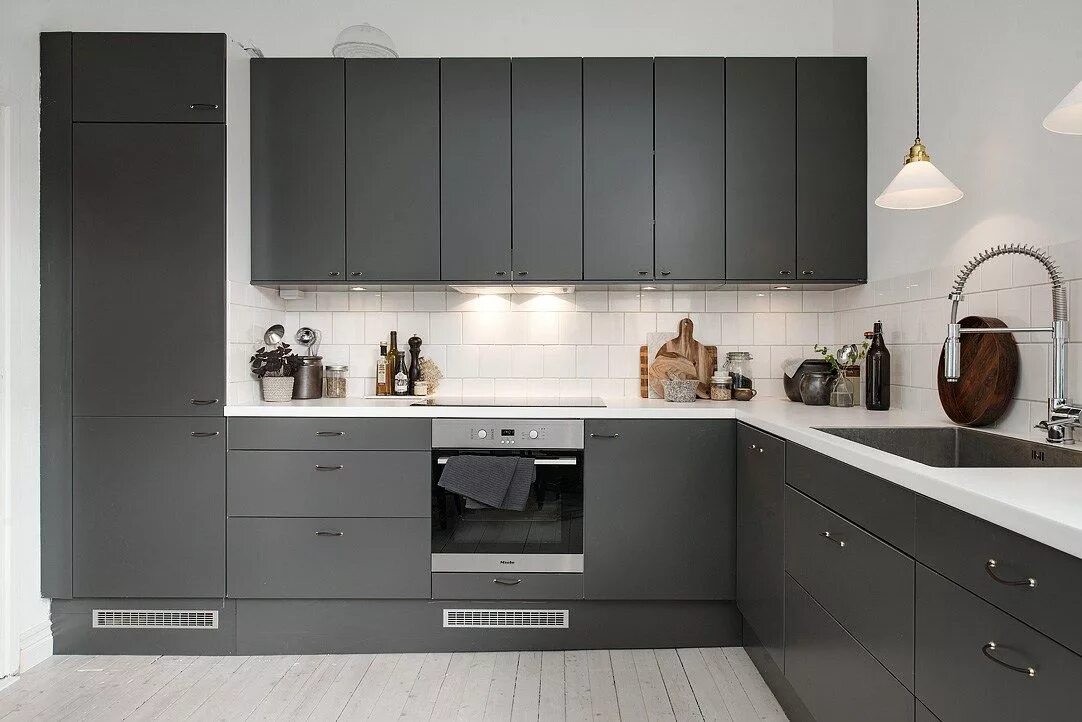 Кухонный гарнитур серого цвета в интерьере Dark grey kitchen - COCO LAPINE DESIGN Grey kitchen furniture, Grey kitchens, Ki