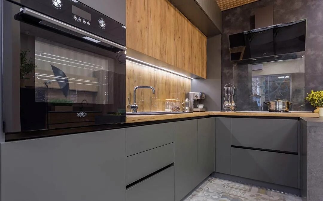 Кухонный гарнитур серый с деревом фото Кухни на заказ в Туле по индивидуальным размерам. Заказать изготовление кухни не