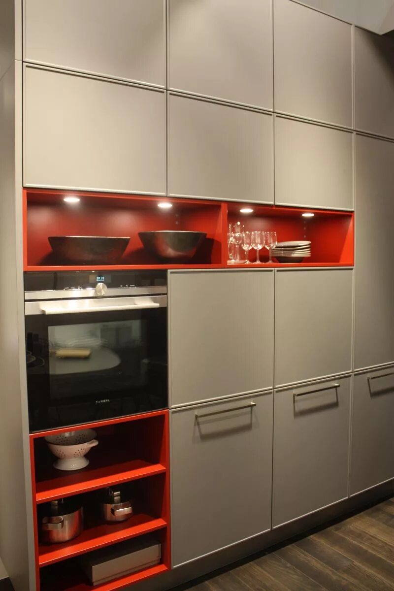 Кухонный гарнитур шкафы фото LED-Beleuchtung unter dem Schrank bringt den Scheinwerfer auf die Küchenarbeitsp