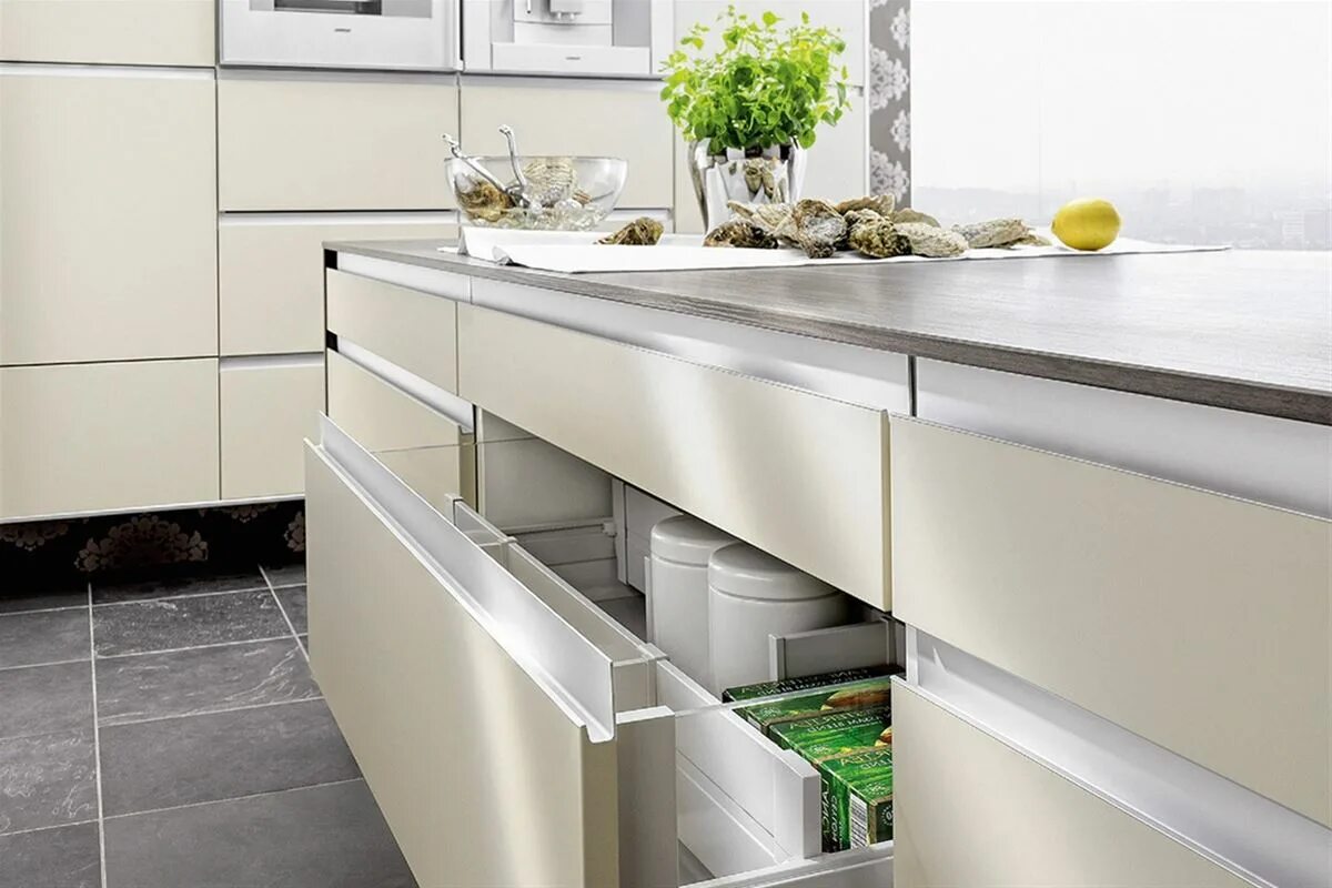 Кухонный гарнитур со скрытыми ручками фото Кухонные фасады без ручек: варианты - fasadlux66.ru