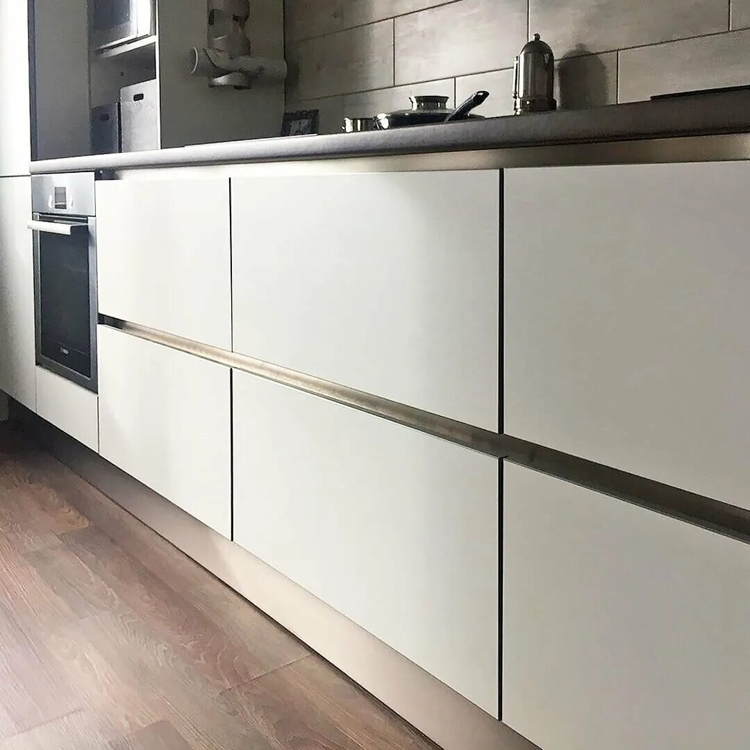 Кухонный гарнитур со скрытыми ручками фото Кухня без ручек. БЕЗУМНЫЙ МАСТЕР Дзен