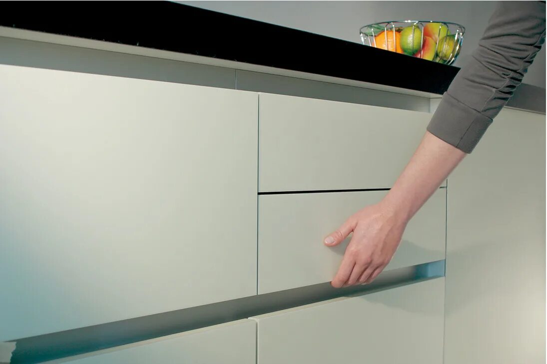 Кухонный гарнитур со скрытыми ручками фото Купить Ручка-профиль С-образная алюминиевая 2500мм черная 126.36.300 Hafele 4968