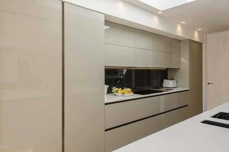 Кухонный гарнитур со скрытыми ручками фото RAL 7044 House design kitchen, Kitchen pantry design, Minimal kitchen design