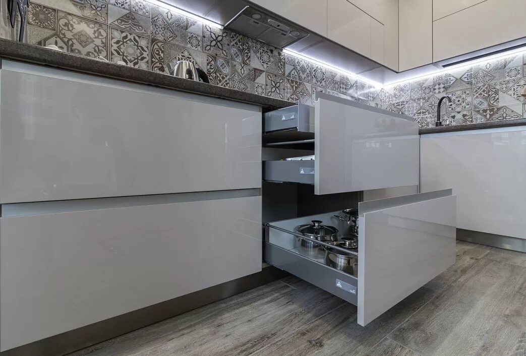 Кухонный гарнитур со скрытыми ручками фото Кухни без ручек на заказ в Москве