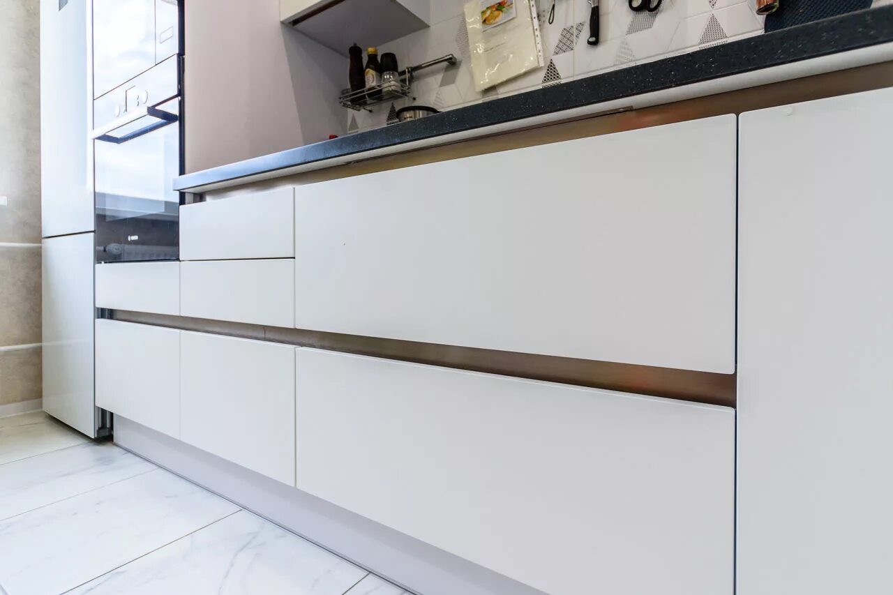 Кухонный гарнитур со скрытыми ручками фото Кухня без ручек: плюсы, минусы и особенности