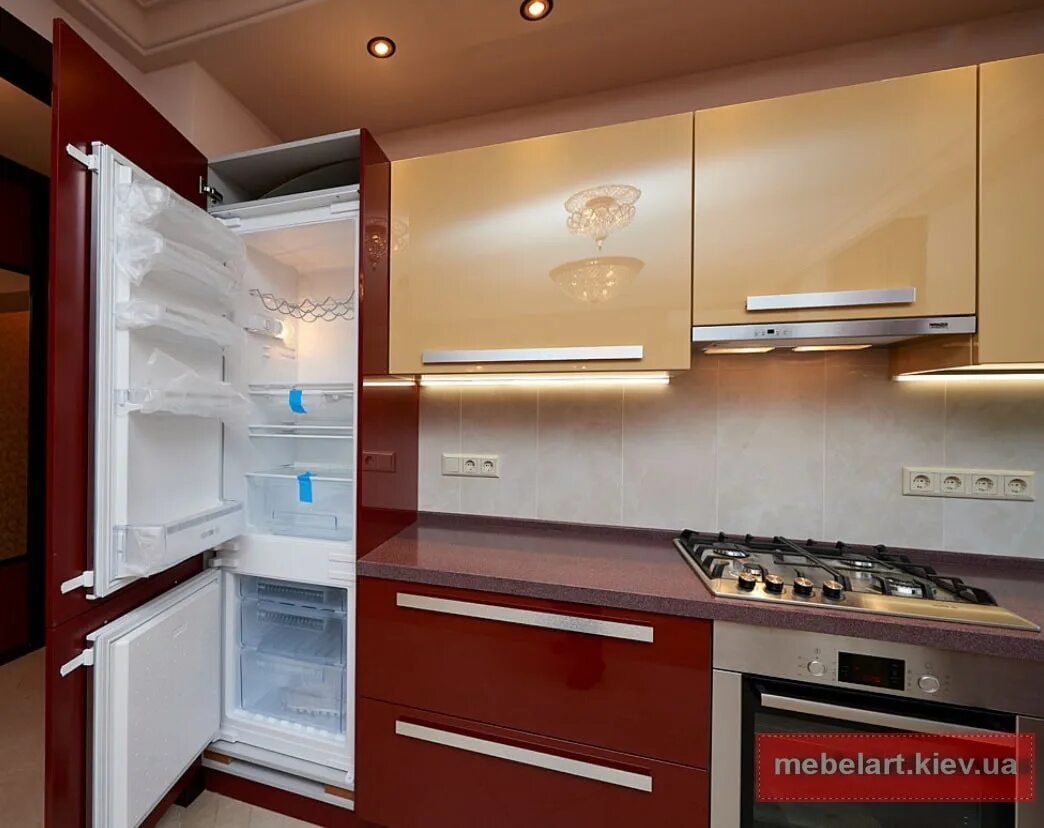 Кухонный гарнитур со встроенным холодильником фото Кухня красного цвета под заказ Меблирование квартир