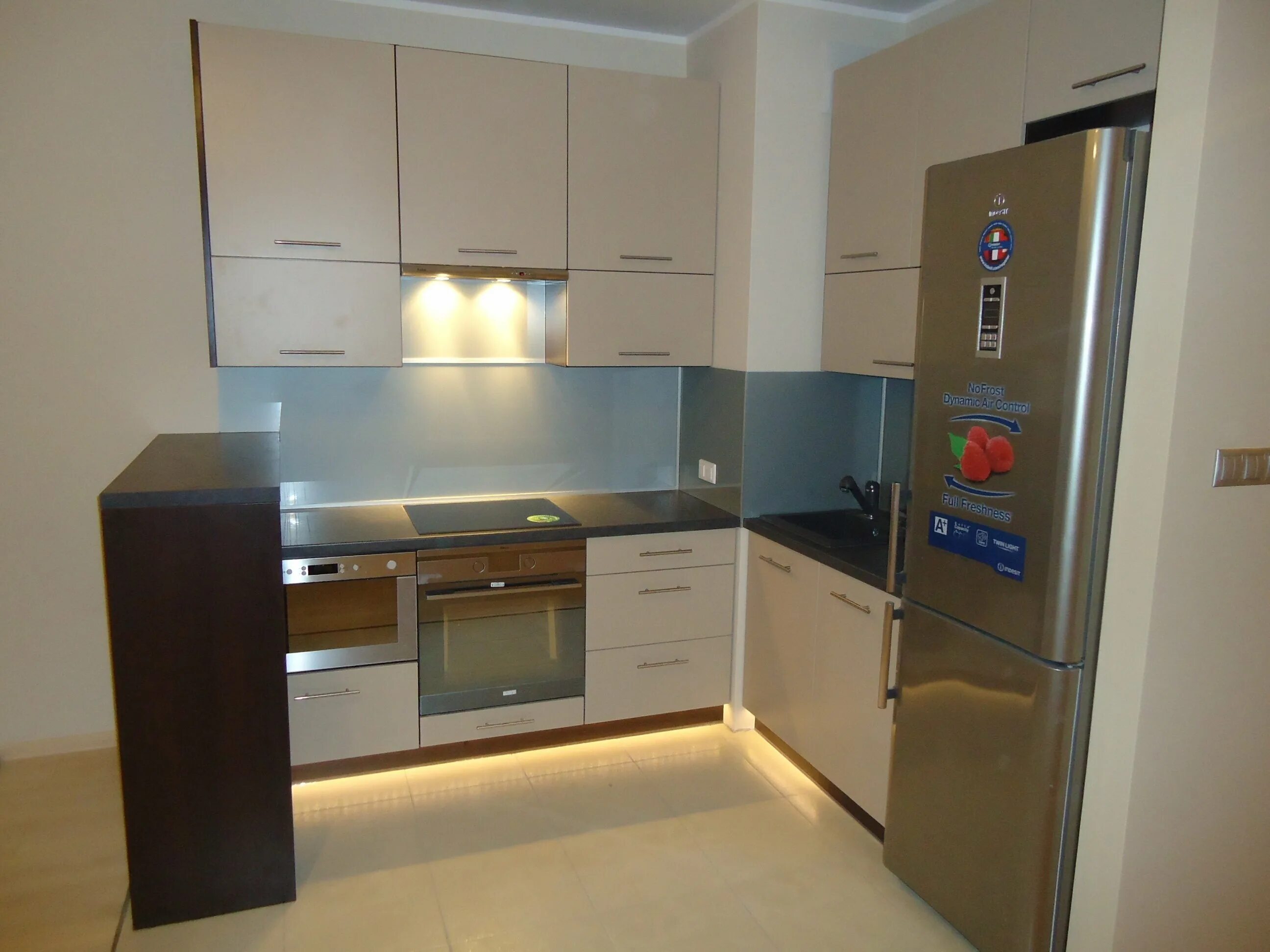 Кухонный гарнитур со встроенным холодильником фото Встраиваемые угловые холодильники: найдено 82 изображений