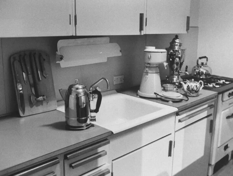 Кухонный гарнитур ссср фото Советские кухонные машины, которые ещё умели натирать полы и сверлить отверстия 