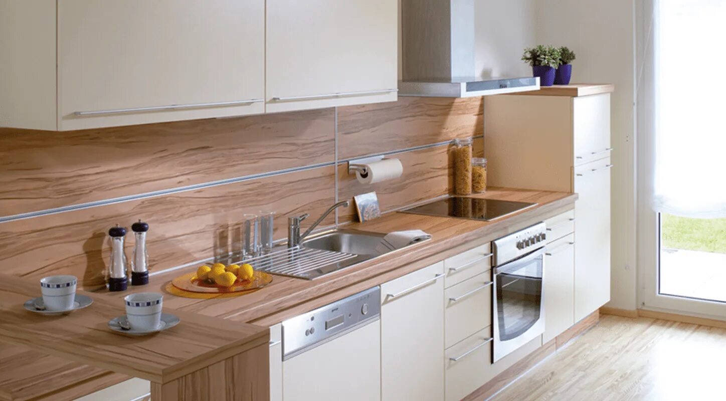 Кухонный гарнитур столешница под дерево фото ISOWOODHAUS - Ein großzügiges Familienhaus in Niedersachsen Interior de cocina, 