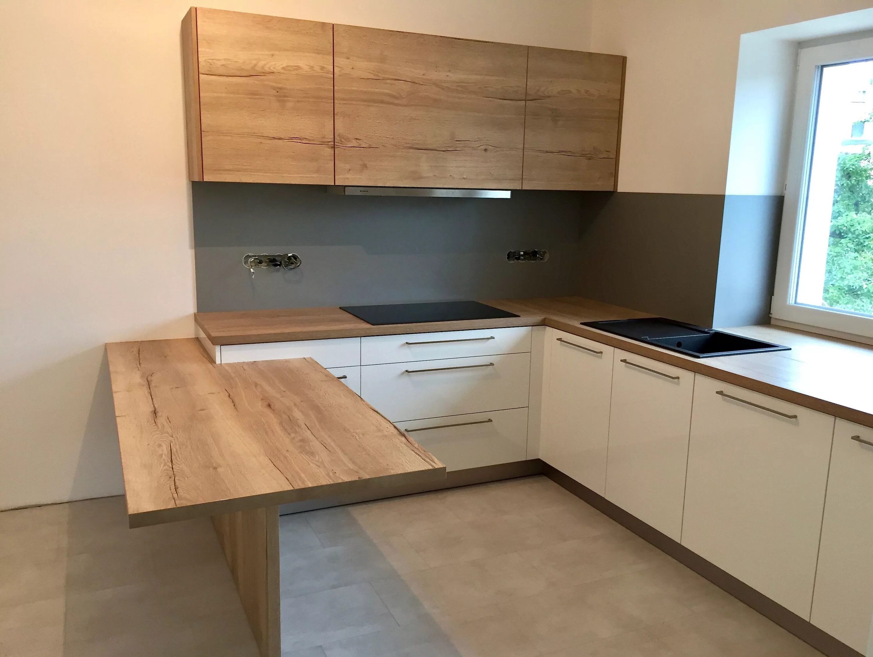 Кухонный гарнитур столешница под дерево фото Dub halifax H1180 + bílý lesk Kitchen inspiration design, Interior design kitche