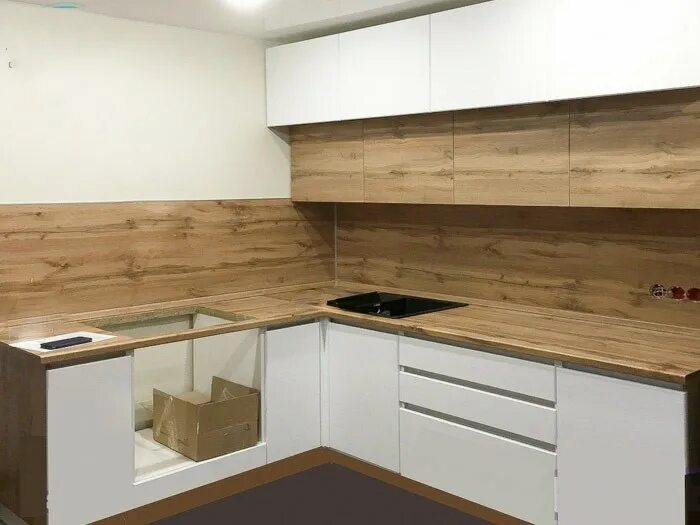 Кухонный гарнитур столешница под дерево фото Кухня белый глянец и дерево фото - DelaDom.ru