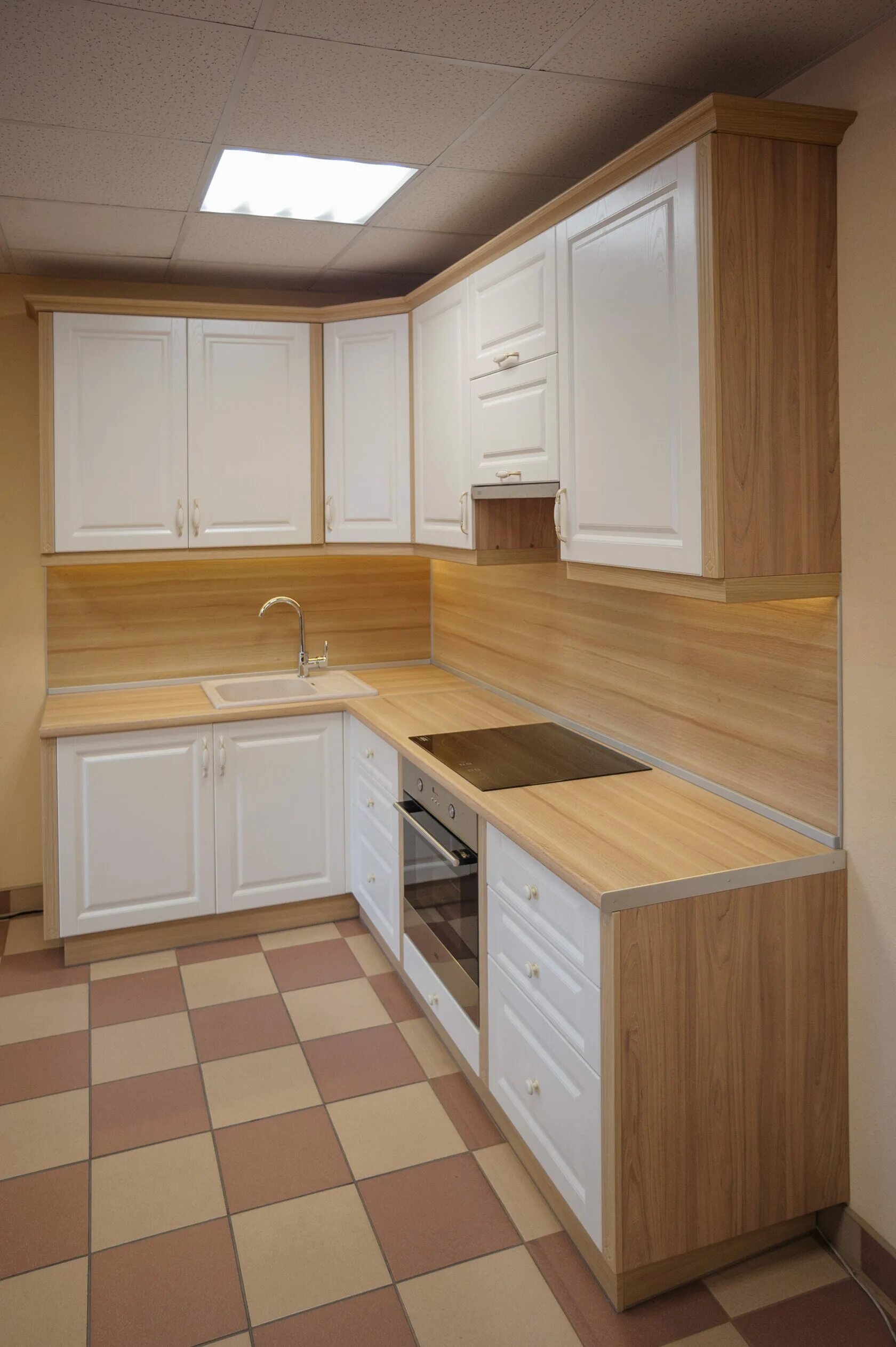 Кухонный гарнитур столешница под дерево фото Кухня 156