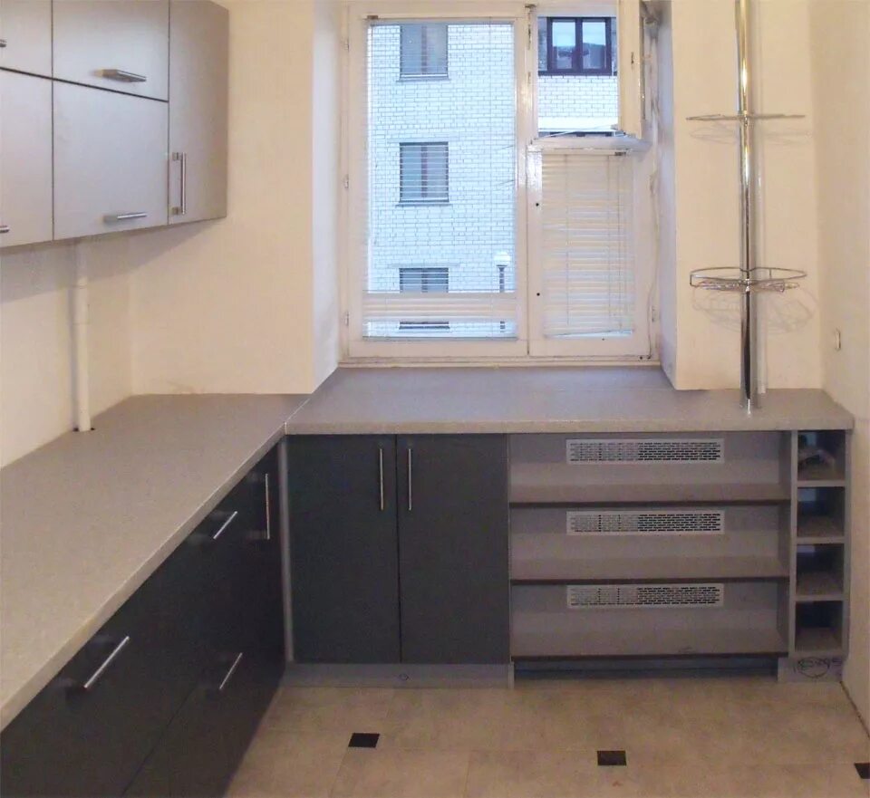 Кухонный гарнитур столешница под окном фото Длинная кухня - Гранд Проект Декор.ру