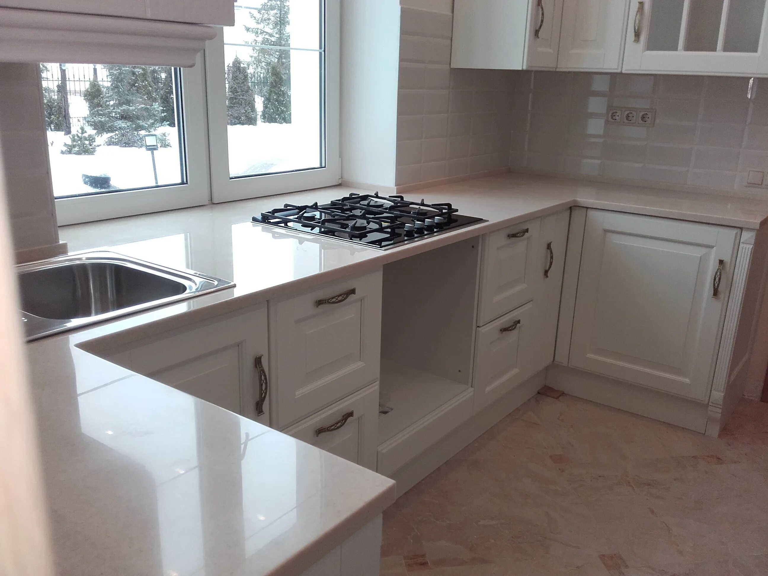 Кухонный гарнитур столешница под окном фото Проект кухни со столешницей под окном фото