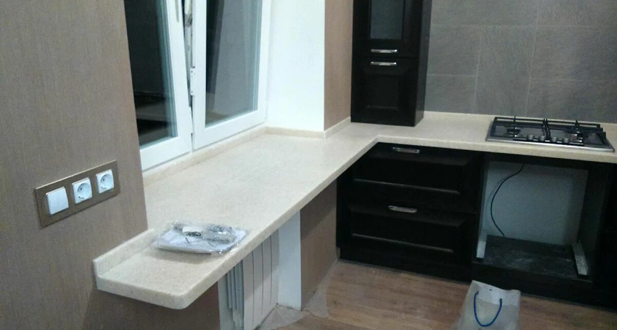 Кухонный гарнитур столешница под окном фото Подоконник - столешница в кухне