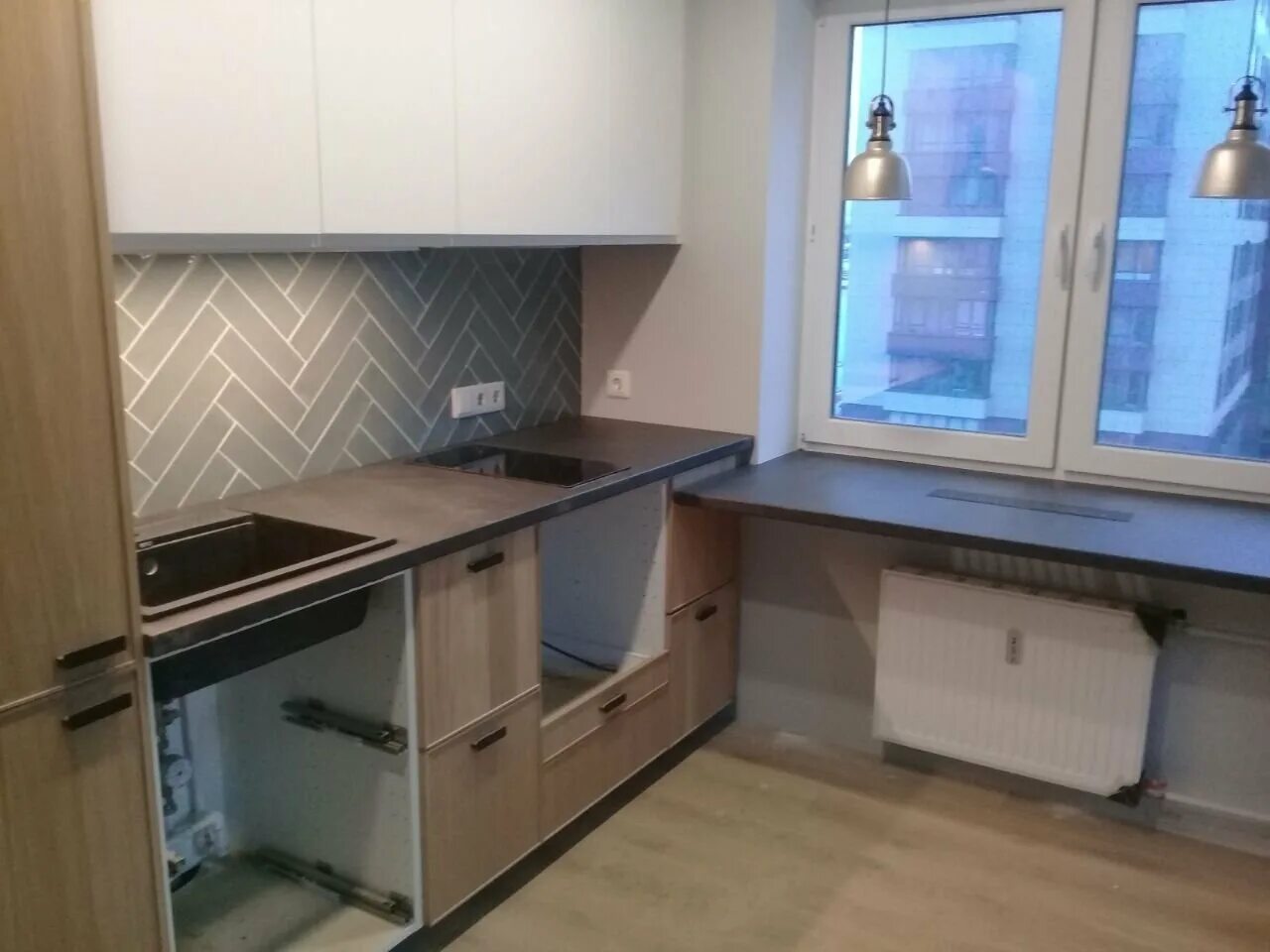 Кухонный гарнитур столешница под окном фото Подоконник - столешница в кухне