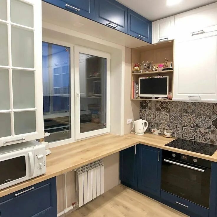 Кухонный гарнитур столешница под окном фото Использовали на маленькой кухне каждый свободный сантиметр, даже над окном нагор