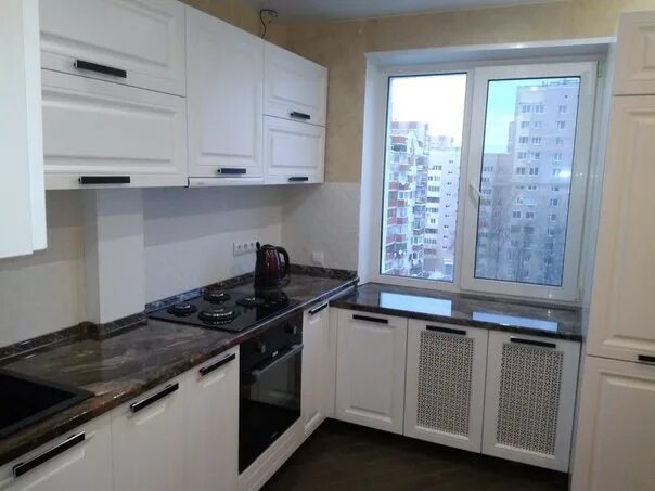 Кухонный гарнитур столешница под окном фото Дизайн маленькой угловой кухни - планировки и хранение в углу