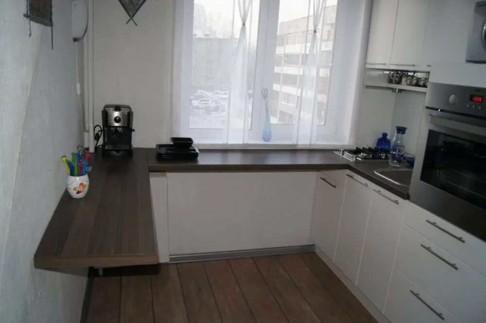 Кухонный гарнитур столешница под окном фото Кухня со столешницей у окна фото - DelaDom.ru