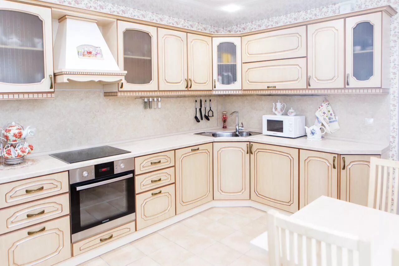 Кухонный гарнитур светлого цвета фото Светлая классическая кухня