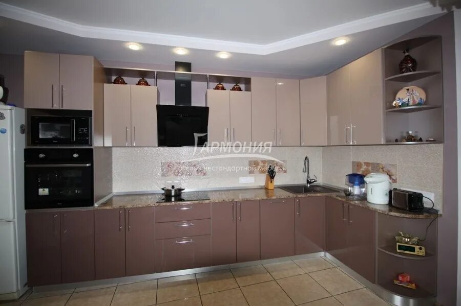 Кухонный гарнитур цвет тирамису фото Глянцевая кухня "Мокачино" заказать в Омске