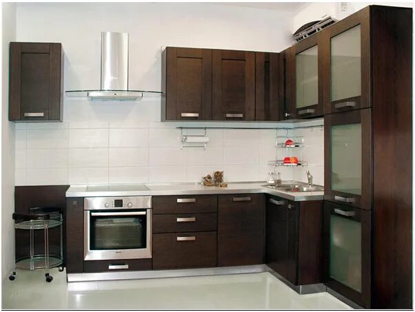 Кухонный гарнитур цвет венге фото Кухня угловая с белой столешницей и фасадами в цвете венге