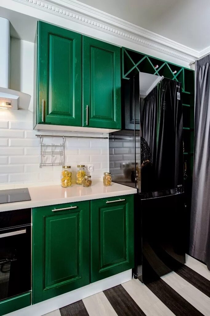 Кухонный гарнитур темно зеленый фото Двенадцатиметровая кухня в эпатажном стиле. Abitant Москва