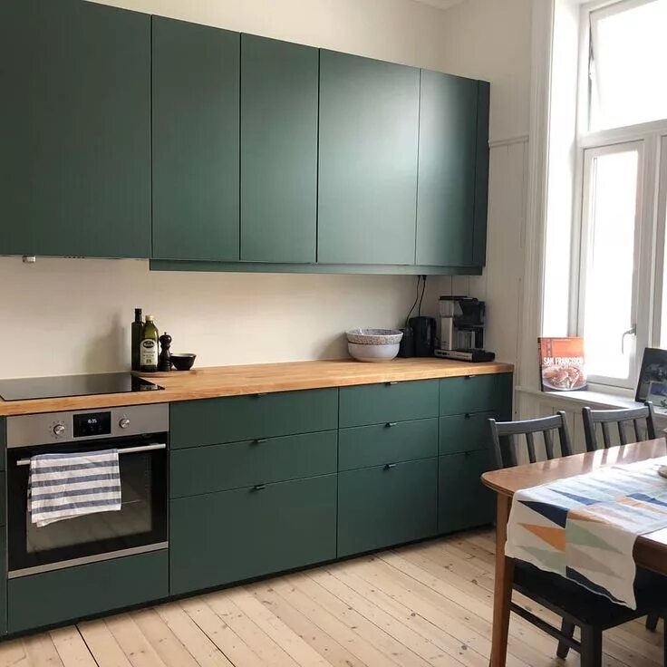 Кухонный гарнитур темно зеленый фото Vi elsker kjøkkenet til Emilie! Hun har bestilt vår fleksibel og vakker modell B