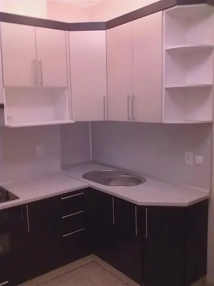 Кухонный гарнитур угловой 2024 фото Кухонный гарнитур угловой, полки белые, низ темный в Пятигорске. Цена товара от 