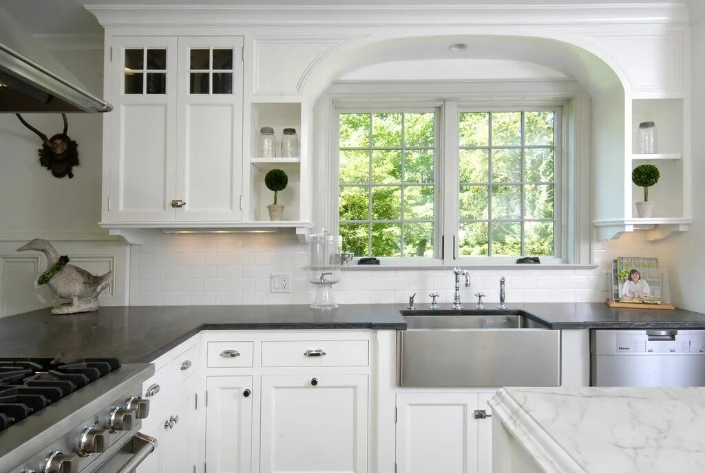 Кухонный гарнитур угловой окном фото Great Traditional Kitchen with High ceiling & Glass panel in Greenwich, CT Class