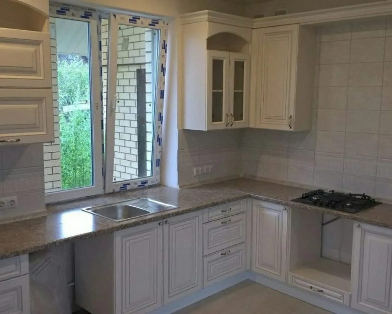 Кухонный гарнитур угловой окном фото Проект угловой кухни с окном в частном доме