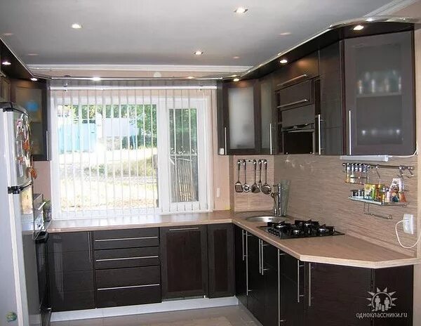 Кухонный гарнитур угловой окном фото Ответы Mail.ru: делать ли козырек и над окном тоже на кухне?
