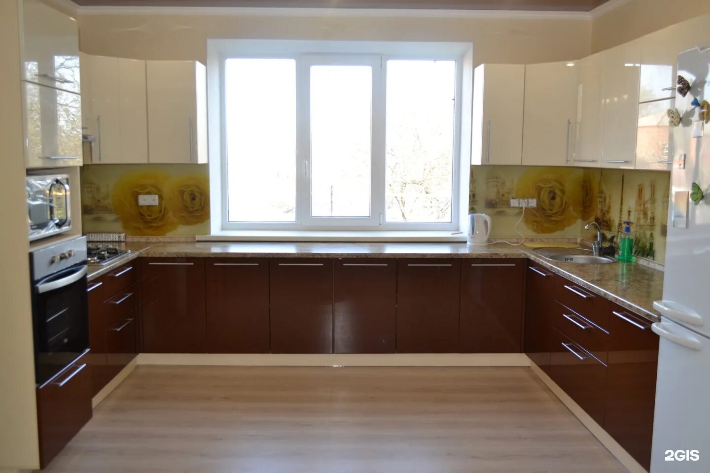 Кухонный гарнитур угловой окном фото Дизайн кухонного гарнитура с окном посередине (много фото) - dizainmix.ru