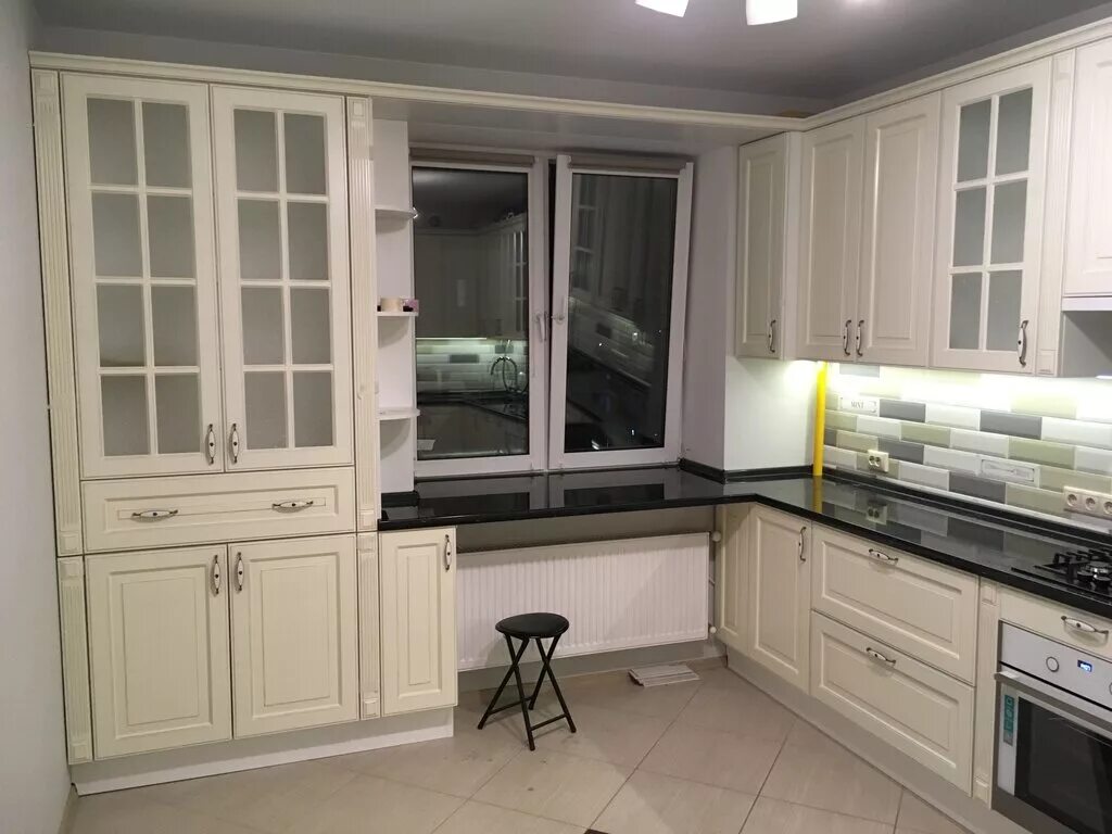 Кухонный гарнитур угловой с витриной фото Больше не работает: Бутик-кухни, мебель на заказ, Москва, посёлок Первомайское, 