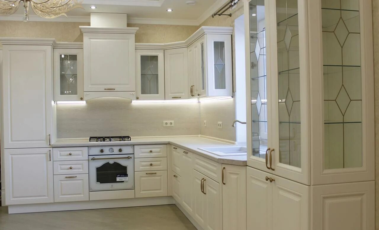 Кухонный гарнитур угловой с витриной фото Copy of Индивидуальные кухни на заказ в Москве и Московской области