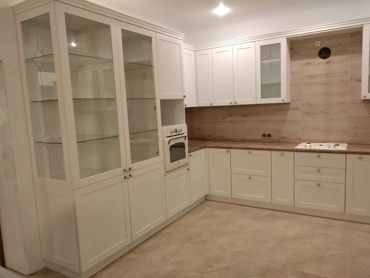 Кухонный гарнитур угловой с витриной фото Кухня угловая с буфетом на столешнице (много фото) - dizainmix.ru