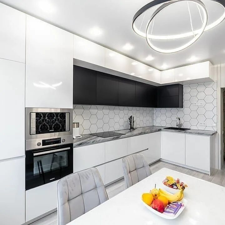 Кухонный гарнитур угловой современный дизайн красивый фото Белая кухня с пластиковыми фасадами в стиле Хай-Тек с пластиковой столешницей за