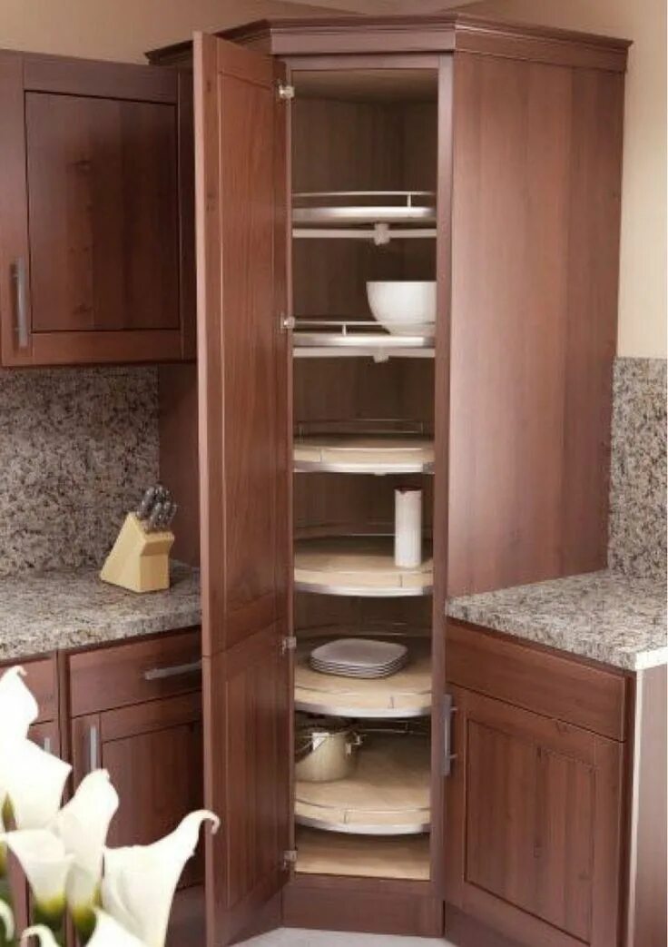 Кухонный гарнитур угловых шкафов фото Corner cabinet idea Corner kitchen pantry, Corner pantry, Kitchen pantry design