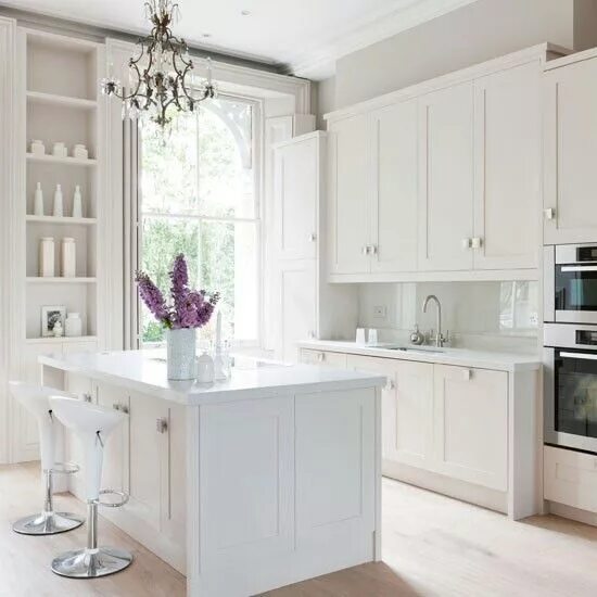 Кухонный гарнитур в белом стиле фото Pin on Kitchen storage and more White kitchen design, Classic white kitchen, Con
