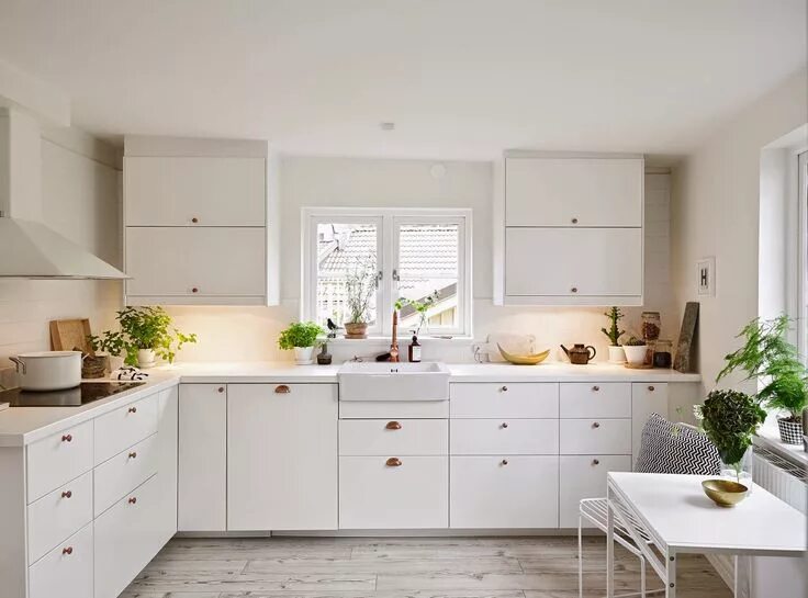 Кухонный гарнитур в белом стиле фото my scandinavian home: A calm white Swedish home Kitchen interior, White kitchen 